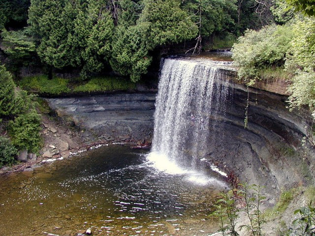 800px-Bridal_Veil_Falls_Ontario_CA