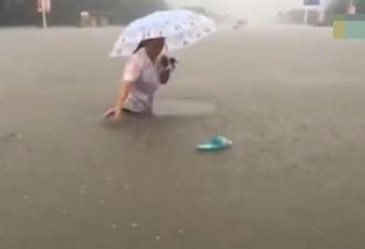 河南新乡遭特大暴雨袭击 女记者浑身湿透