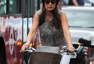 凯特王妃妹妹街头骑自行车 手上钻戒抢眼