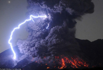 日本樱岛火山喷发伴随电闪雷鸣 火山灰达5千米