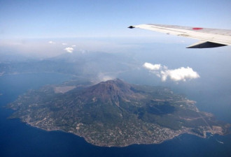 日本樱岛火山喷发伴随电闪雷鸣 火山灰达5千米