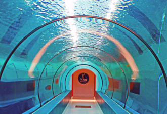 意大利世界最深游泳池达40米 若无底洞一般