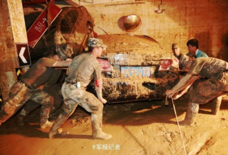 抗台风兵哥哥手绘“龙凤呈祥”祝福百姓