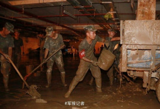 抗台风兵哥哥手绘“龙凤呈祥”祝福百姓