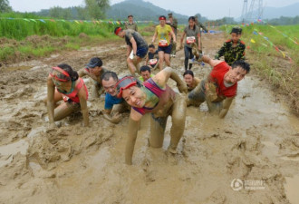 南京3000选手泥泞跑 比基尼拉拉队清凉助威