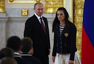 伊娃在普京面前流泪演讲 俄国歌会让世界颤抖