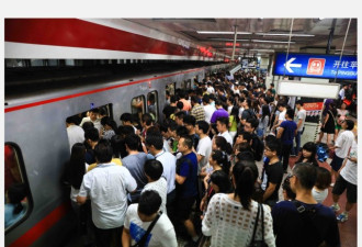 深圳地铁竟设商务舱 又在挑斗民众