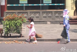 上海高温40℃ 五岁小女孩帮环卫工妈妈扫地