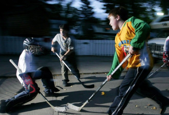 多市议会取消禁令 孩童可在内街打冰球