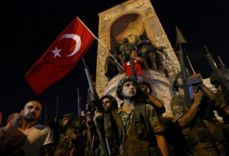 土耳其政府称已控制局面 议会大楼遭炸弹袭击