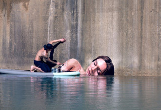 艺术家“站”在水面上 画出慵懒的“性感女郎”