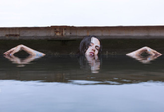 艺术家“站”在水面上 画出慵懒的“性感女郎”