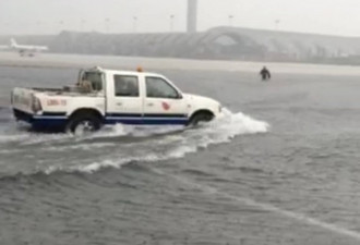 成都机场遭遇暴雨 滞留航班机舱内成了“仙境”