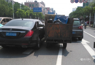 扬州环卫车避让大众划伤奔驰 维修费数万