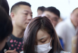 尴尬！徐佳莹机场口罩遮面 被错认成凤姐