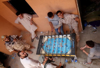 抗击IS战火纷飞 利比亚前线士兵苦中作乐玩桌游