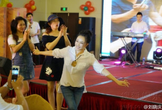 61岁刘晓庆跳舞扭转腰肢 简直就像个小姑娘