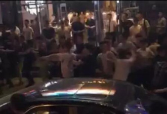 声势浩大！长沙两个酒吧爆大规模群殴