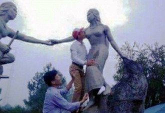 越南官员亲吻著名女性雕像胸部惹众怒