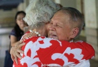 71年后美国老妇带18封感谢信来中国 与他拥吻