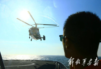 解放军卡31预警直升机上登陆舰 罕见露面