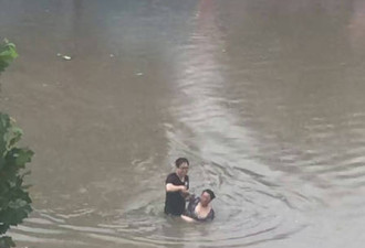 河北暴雨：女子差点被水淹没瞬间