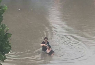 河北暴雨：女子差点被水淹没瞬间