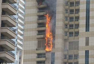 迪拜75层摩天楼起火 住户为保命飞奔47层楼梯