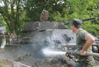 俄在河底捞出二战绝版坦克 驾驶员或仍在里面