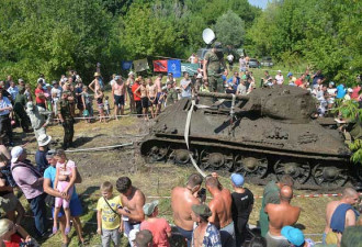 俄在河底捞出二战绝版坦克 驾驶员或仍在里面