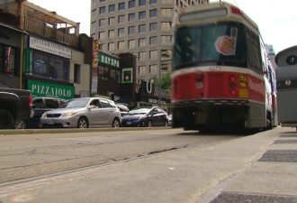 多伦多市中心单车事故多 街车路轨惹祸？