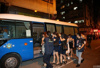 澳门警方深夜扫黄 带回17名涉嫌卖淫女子