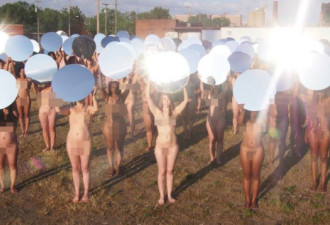 数百名裸体女子举镜子照共和党大楼 反特朗普