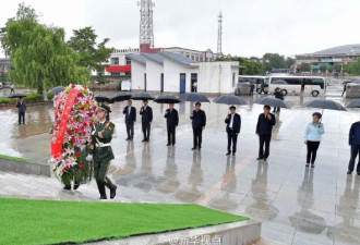 习近平考察宁夏 冒雨向红军长征会师纪念碑献花