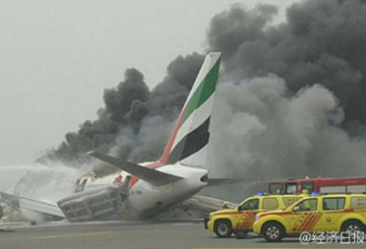 迪拜机场一飞机用机腹迫降 现场浓烟四起