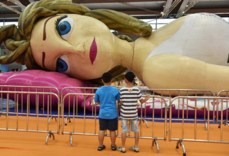 深圳现28米长巨型充气娃娃 里面供小朋友参观