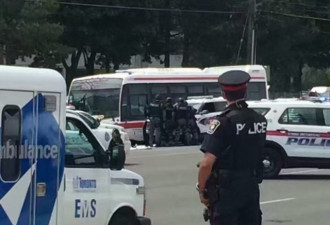 多伦多有人持刀劫持央街巴士 大批特警到场！