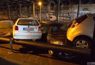 德国柏林遇暴雨天气 汽车被冲走碰撞扎堆