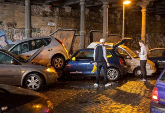 德国柏林遇暴雨天气 汽车被冲走碰撞扎堆