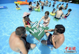 重庆长沙高温预警 比基尼美女在水上打麻将