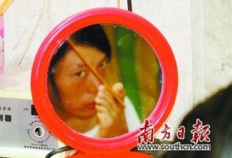 “无臂妈妈”用脚照顾女儿 盼装义肢拥抱家人