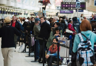 旅游旺季游客挤爆多伦多机场 安检排队时间超长