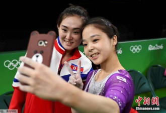 韩国与朝鲜奥运队员训练馆相遇 玩起了自拍合影
