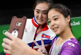 韩国与朝鲜奥运队员训练馆相遇 玩起了自拍合影
