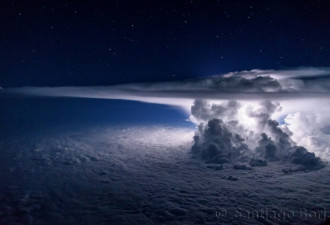 太平洋+11千米高空 拍到这些完美风暴照片