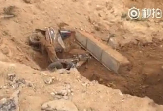 河南道路突然塌陷 路人掉进深坑瞬间