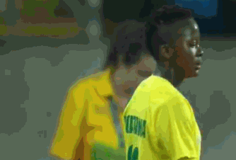 一脸懵逼！中国女足队员想与对方握手被推开
