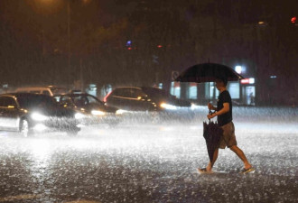 北京暴雨袭城 积水严重的惊人一幕