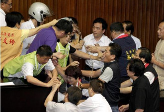 台湾立法院规定不能带喷漆蛋类进场 国民党不满