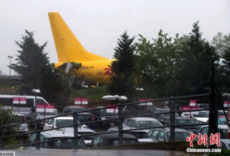 一架飞机降落意大利机场时失控 冲上附近公路